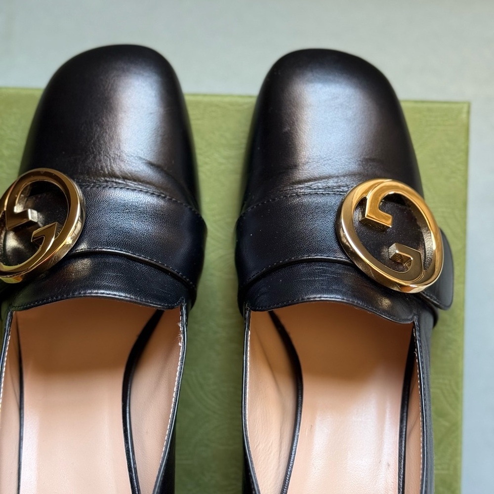 Gucci Black Leather Loafers with Gold Emblem - Picture 8 of 9
